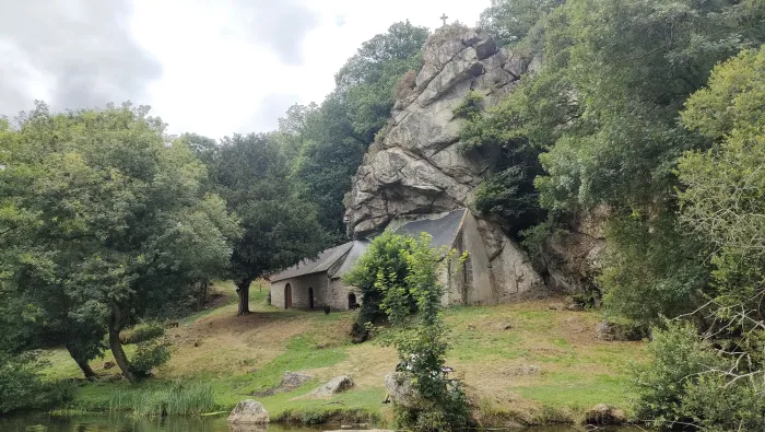 Chapelle Saint-Gildas depuis le canal du Blavet
