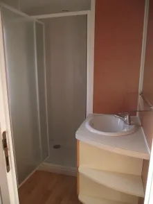 Stacaravan PACIFIQUE 30m² - 2 slaapkamers / Half-schaduwrijk terras