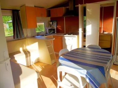 Stacaravan FLORES 32m² / 2 slaapkamers - Half-schaduwrijk terras